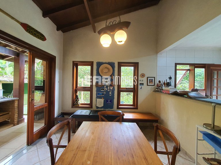 Linda casa com piscina e espaço gourmet na praia de Itamambu