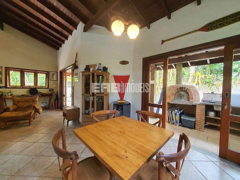 Linda casa com piscina e espaço gourmet na praia de Itamambu