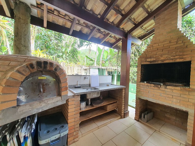 Linda casa com piscina e espaço gourmet na praia de Itamambu