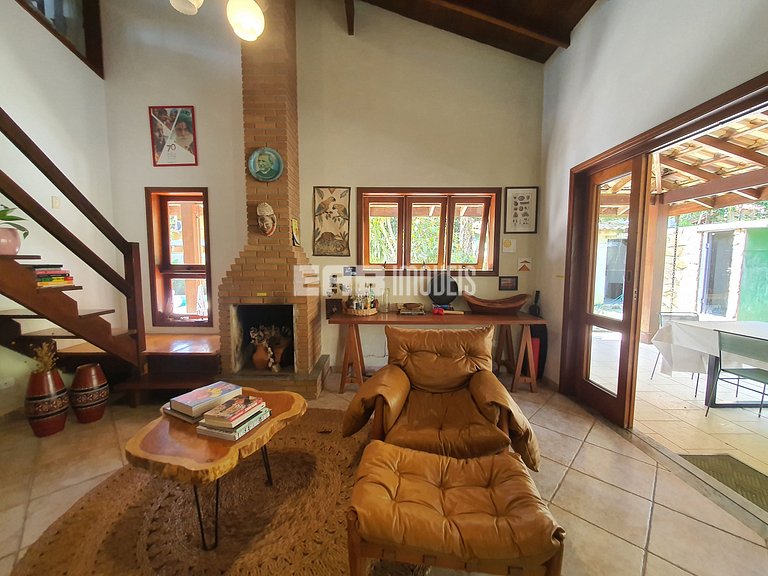 Linda casa com piscina e espaço gourmet na praia de Itamambu