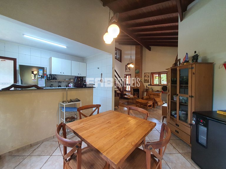 Linda casa com piscina e espaço gourmet na praia de Itamambu