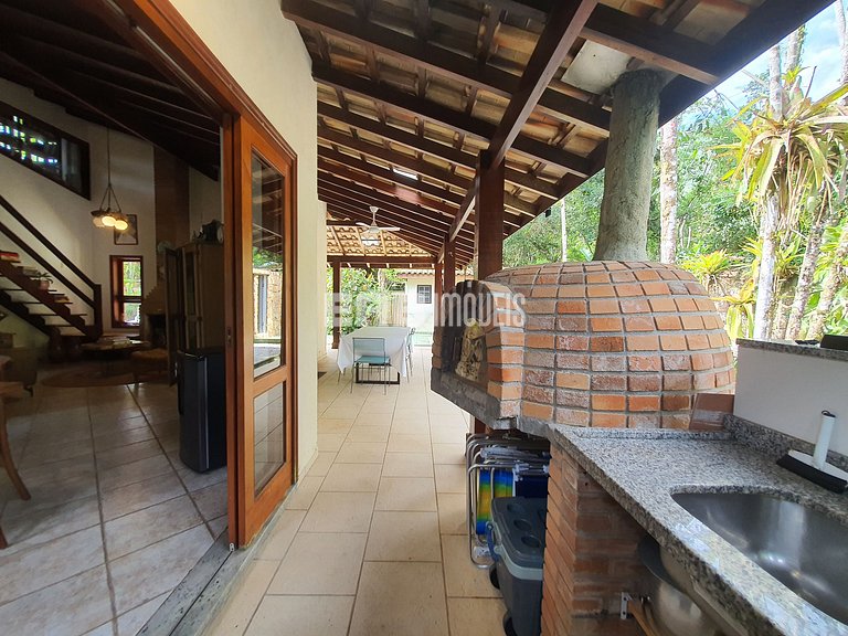 Linda casa com piscina e espaço gourmet na praia de Itamambu