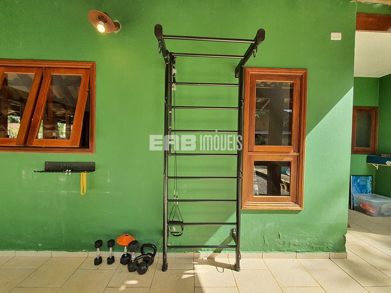 Linda casa com piscina e espaço gourmet na praia de Itamambu