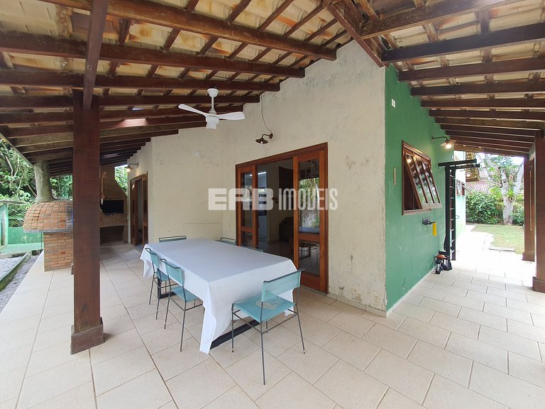 Linda casa com piscina e espaço gourmet na praia de Itamambu