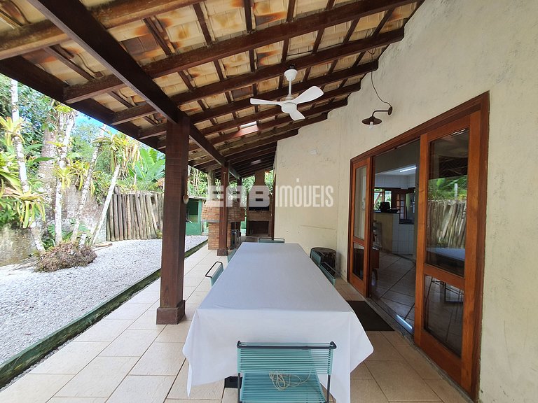 Linda casa com piscina e espaço gourmet na praia de Itamambu