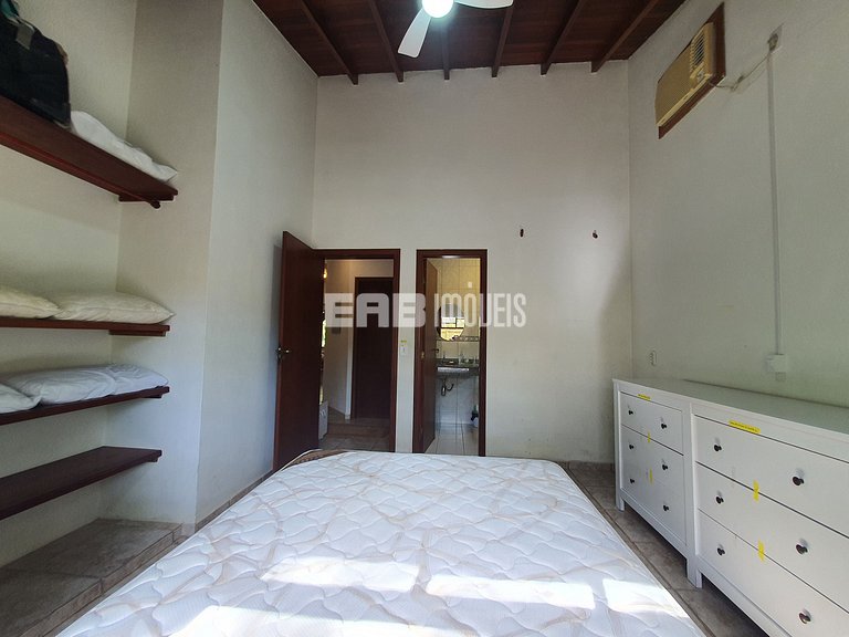 Linda casa com piscina e espaço gourmet na praia de Itamambu