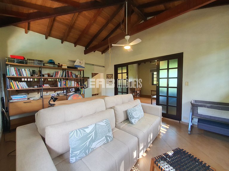 Linda casa com piscina e espaço gourmet na praia de Itamambu