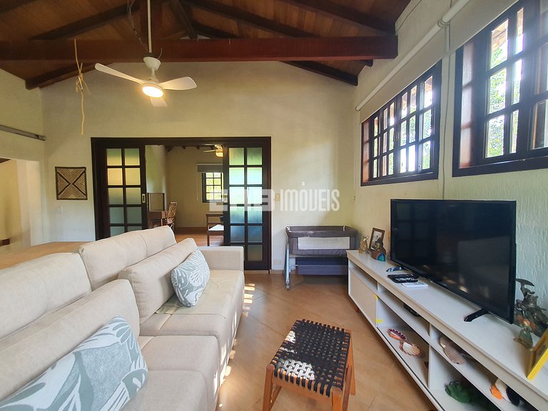 Linda casa com piscina e espaço gourmet na praia de Itamambu