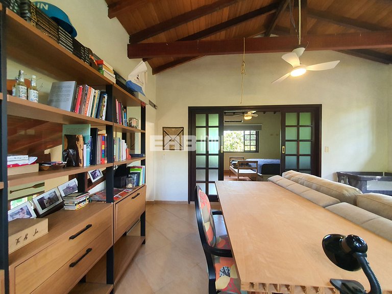 Linda casa com piscina e espaço gourmet na praia de Itamambu