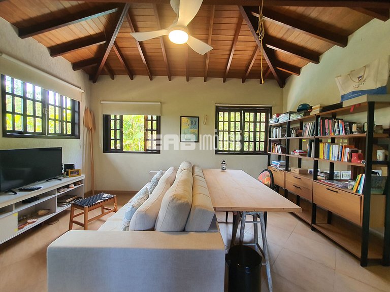 Linda casa com piscina e espaço gourmet na praia de Itamambu