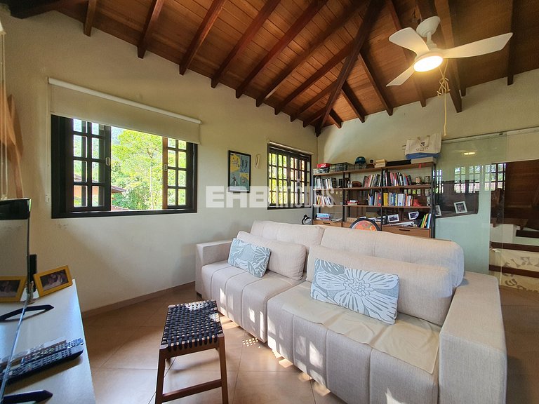 Linda casa com piscina e espaço gourmet na praia de Itamambu