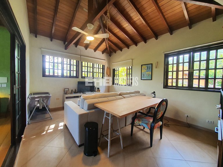 Linda casa com piscina e espaço gourmet na praia de Itamambu