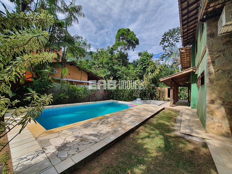 Linda casa com piscina e espaço gourmet na praia de Itamambu