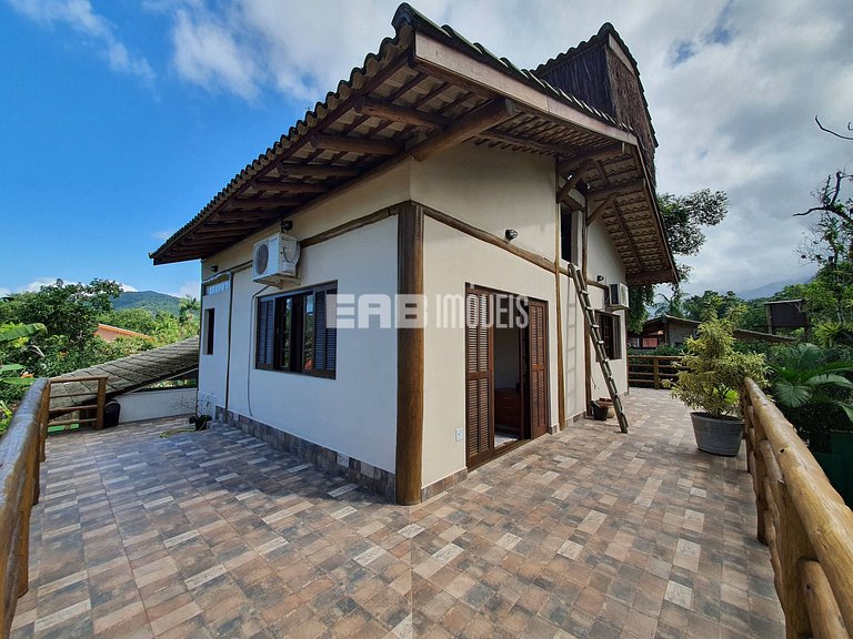 Casa com 4 suites em Itamambuca