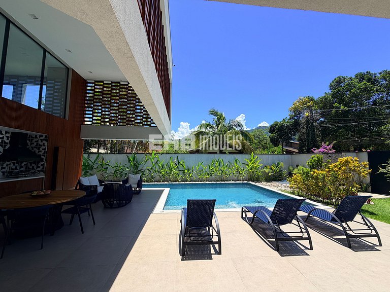 Casa na praia de Itamambuca, com 6 suítes, sauna e piscina