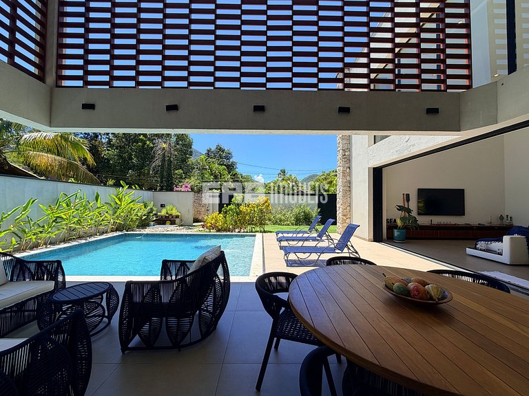 Casa na praia de Itamambuca, com 6 suítes, sauna e piscina