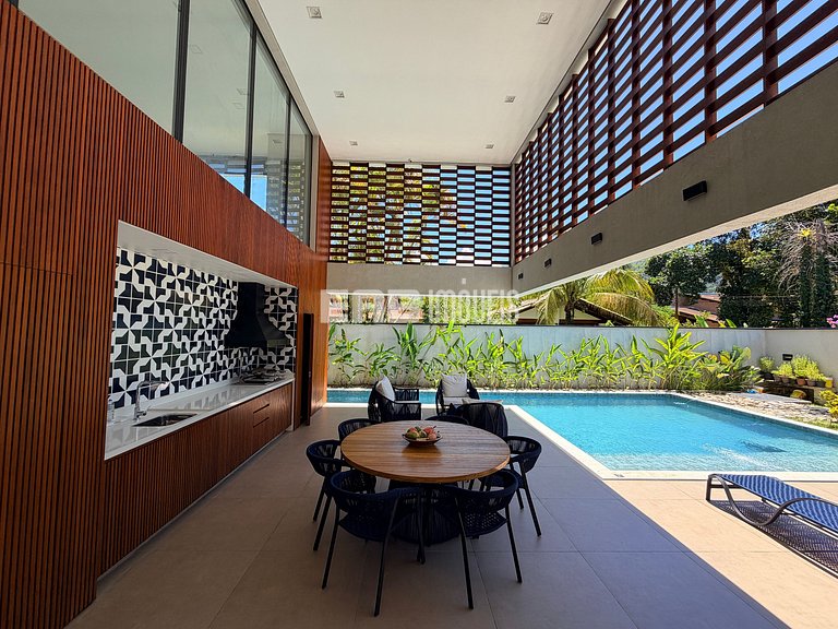 Casa na praia de Itamambuca, com 6 suítes, sauna e piscina