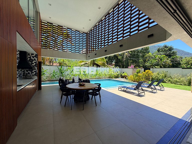 Casa na praia de Itamambuca, com 6 suítes, sauna e piscina