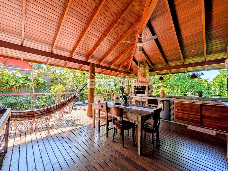 Casa de palafita, cercada por árvores