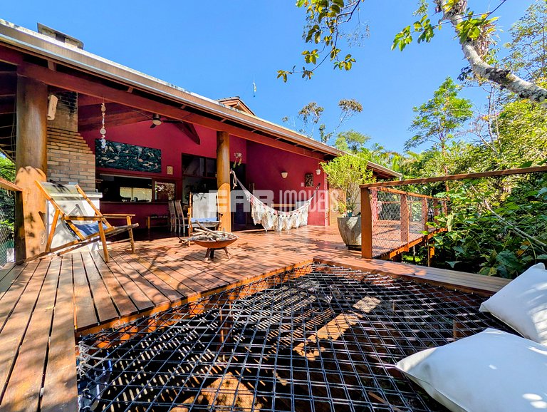 Casa de palafita, cercada por árvores