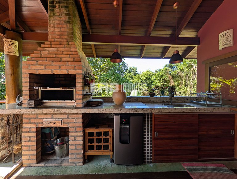 Casa de palafita, cercada por árvores