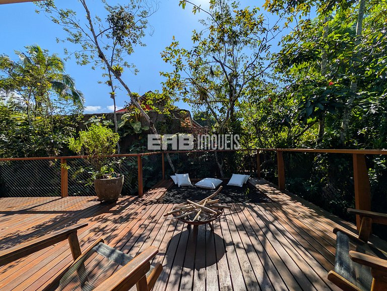 Casa de palafita, cercada por árvores