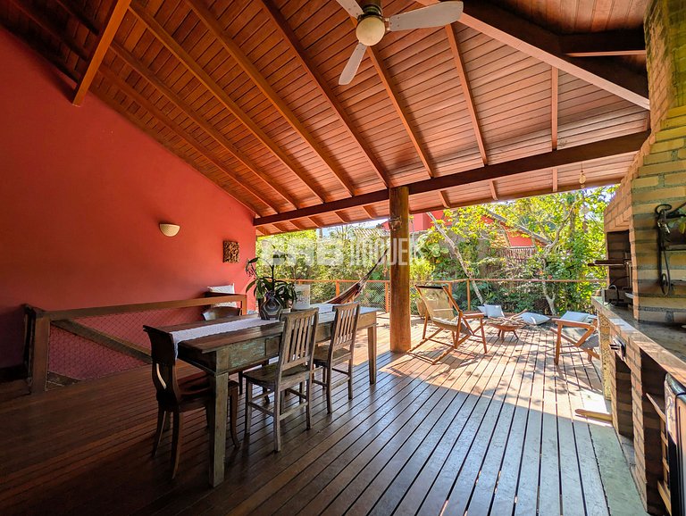 Casa de palafita, cercada por árvores