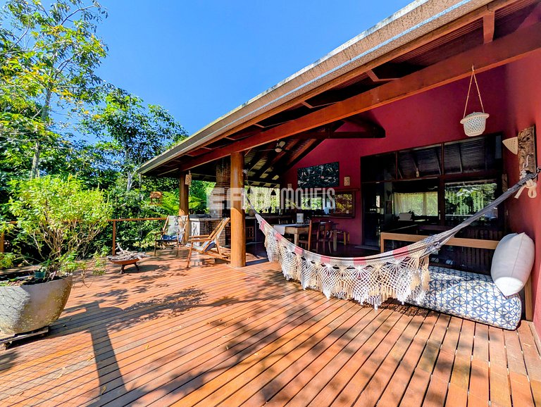 Casa de palafita, cercada por árvores