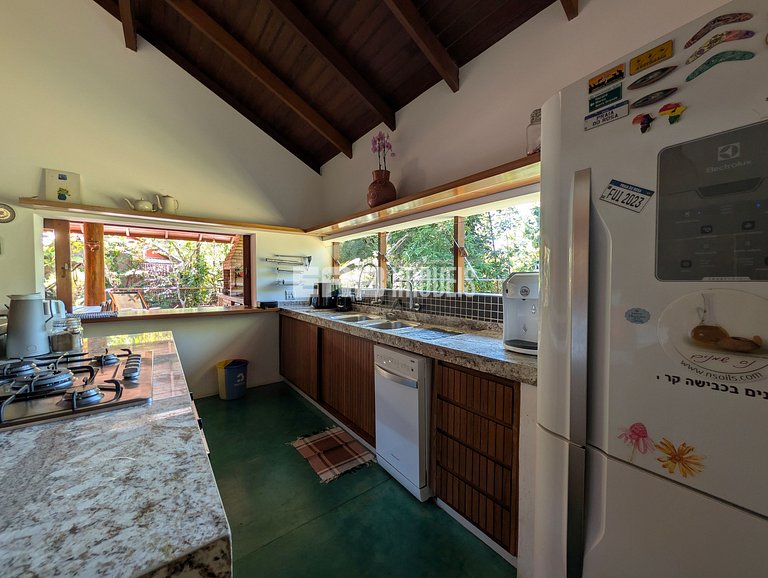 Casa de palafita, cercada por árvores