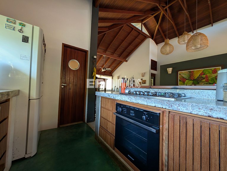 Casa de palafita, cercada por árvores