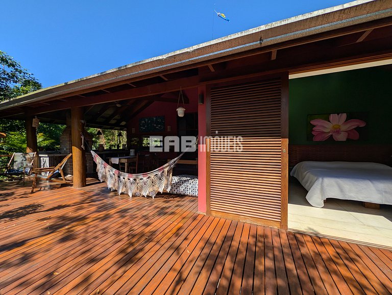 Casa de palafita, cercada por árvores