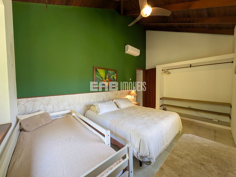 Casa de palafita, cercada por árvores