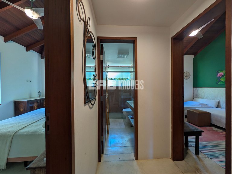 Casa de palafita, cercada por árvores