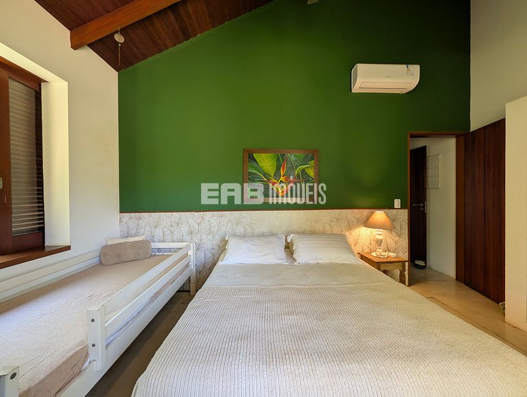 Casa de palafita, cercada por árvores