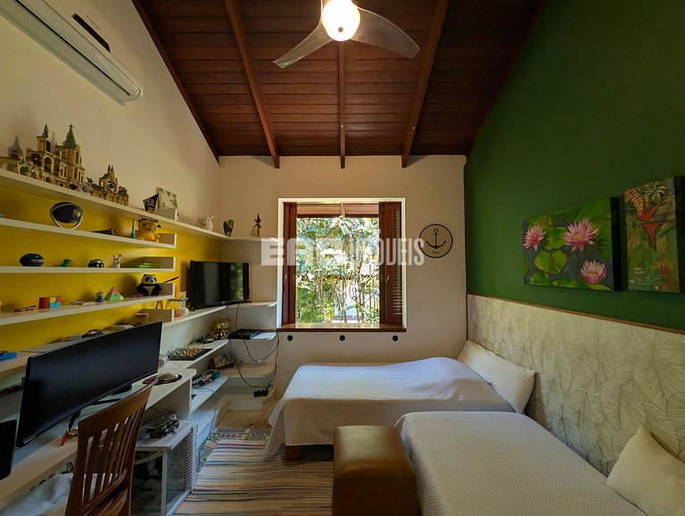 Casa de palafita, cercada por árvores