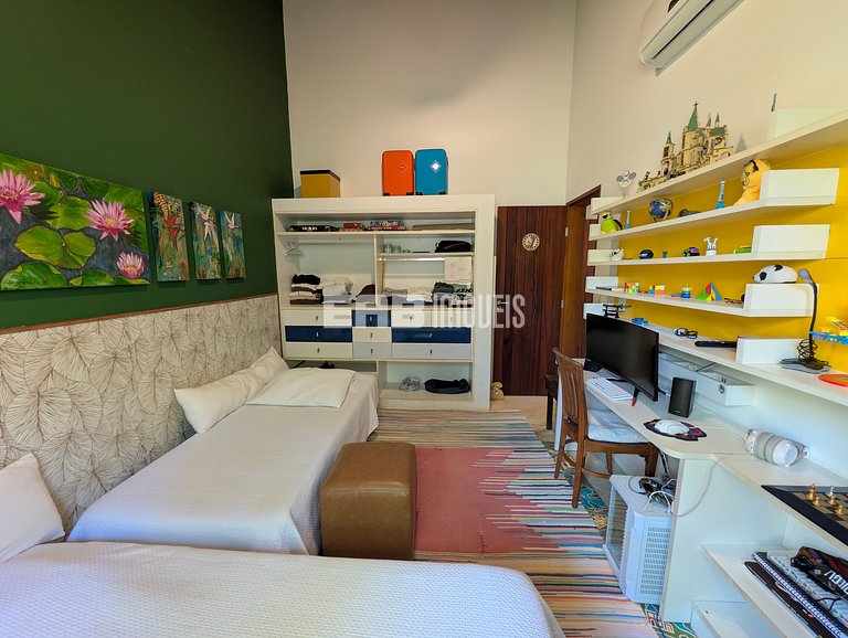 Casa de palafita, cercada por árvores