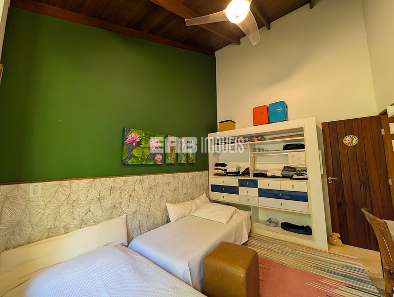 Casa de palafita, cercada por árvores