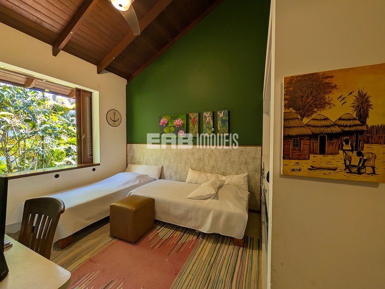 Casa de palafita, cercada por árvores