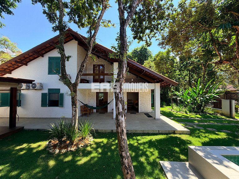 Charme na natureza com área gourmet e piscina