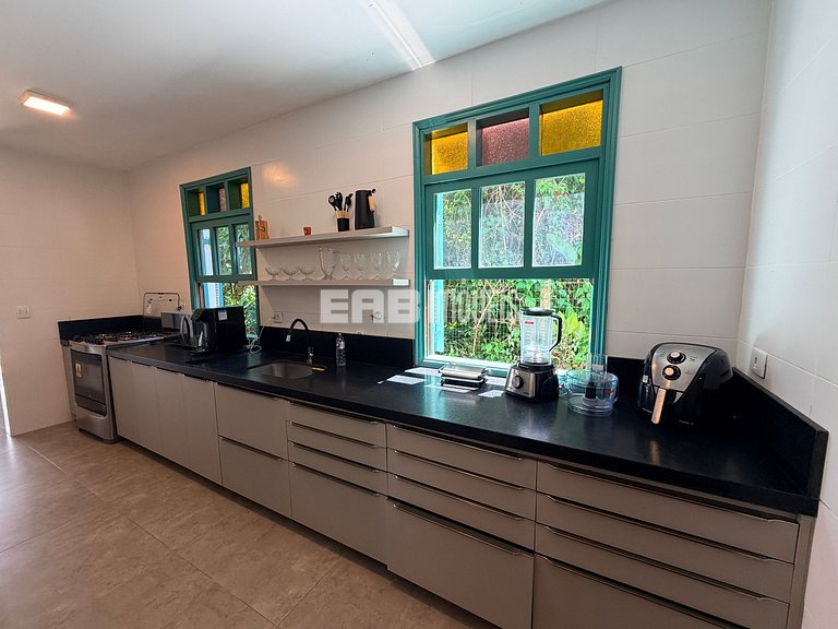 Charme na natureza com área gourmet e piscina