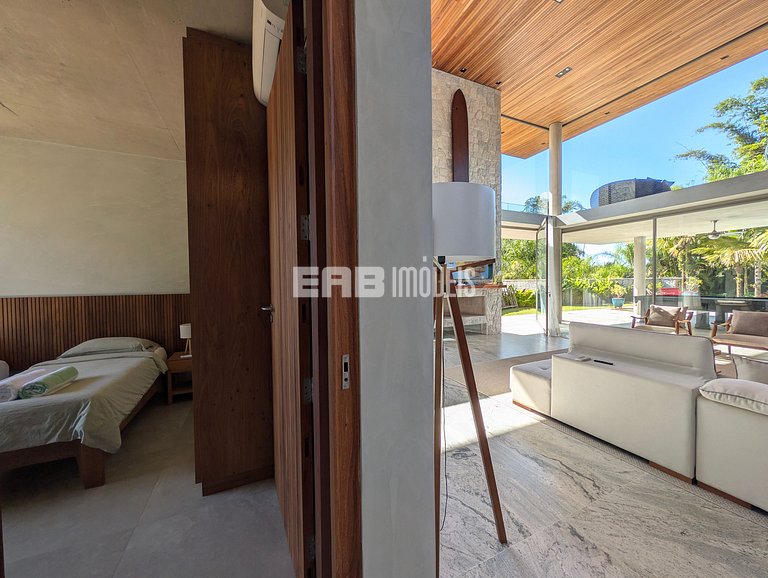 Casa de alto padrão com 6 suítes a 30m da praia