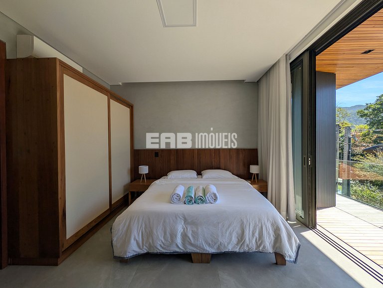 Casa de alto padrão com 6 suítes a 30m da praia