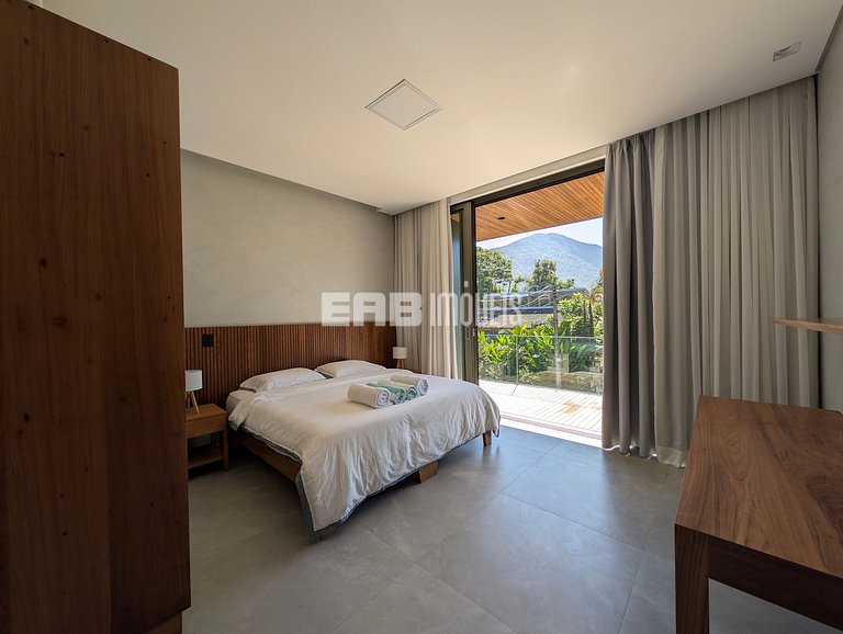 Casa de alto padrão com 6 suítes a 30m da praia