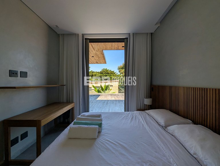 Casa de alto padrão com 6 suítes a 30m da praia