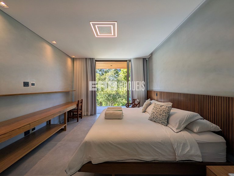 Casa de alto padrão com 6 suítes a 30m da praia