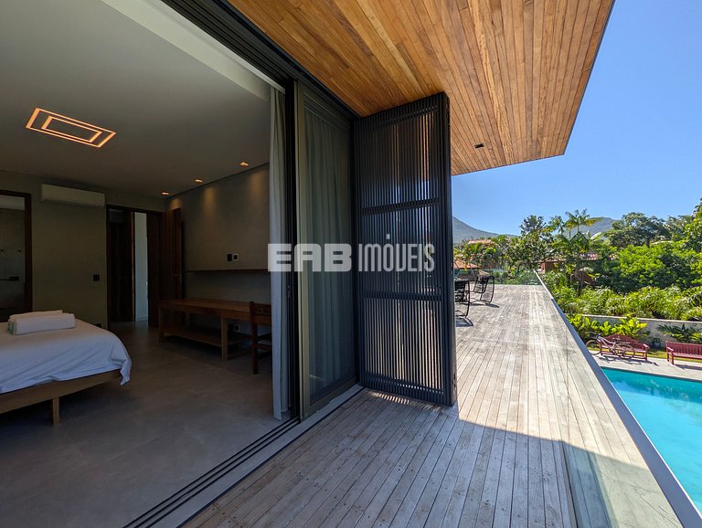 Casa de alto padrão com 6 suítes a 30m da praia