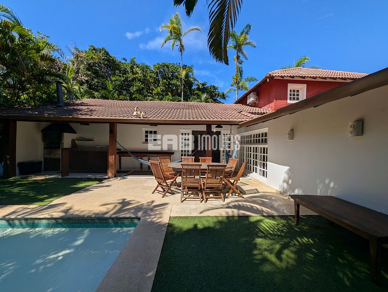 Casa com piscina, a poucos passos da praia de Itamambuca!