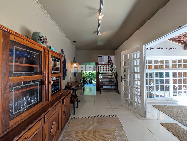 Casa com piscina, a poucos passos da praia de Itamambuca!