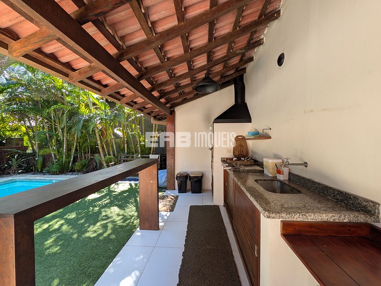Casa com piscina, a poucos passos da praia de Itamambuca!