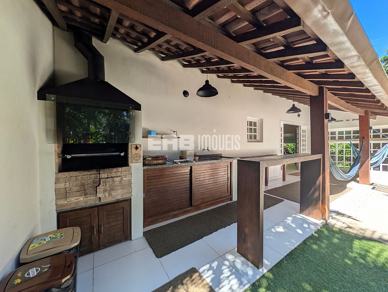 Casa com piscina, a poucos passos da praia de Itamambuca!